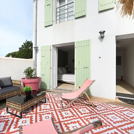 Дом отдыха House With 2 Terraces Near The Sea Ла-Куард-сюр-Мер