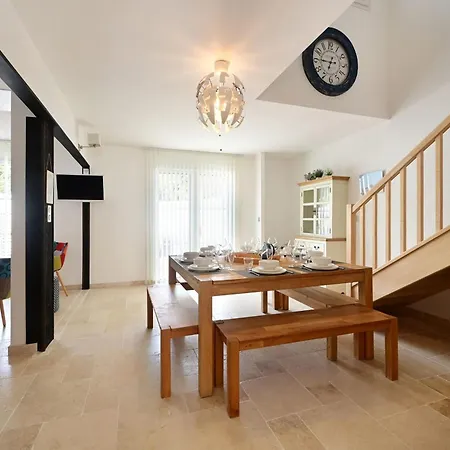 Дом отдыха House With 2 Terraces Near The Sea Ла-Куард-сюр-Мер