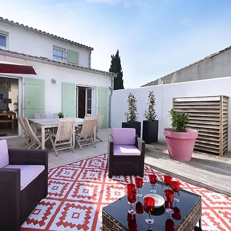 House With 2 Terraces Near The Sea